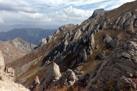 Sestup skalnatými svahy